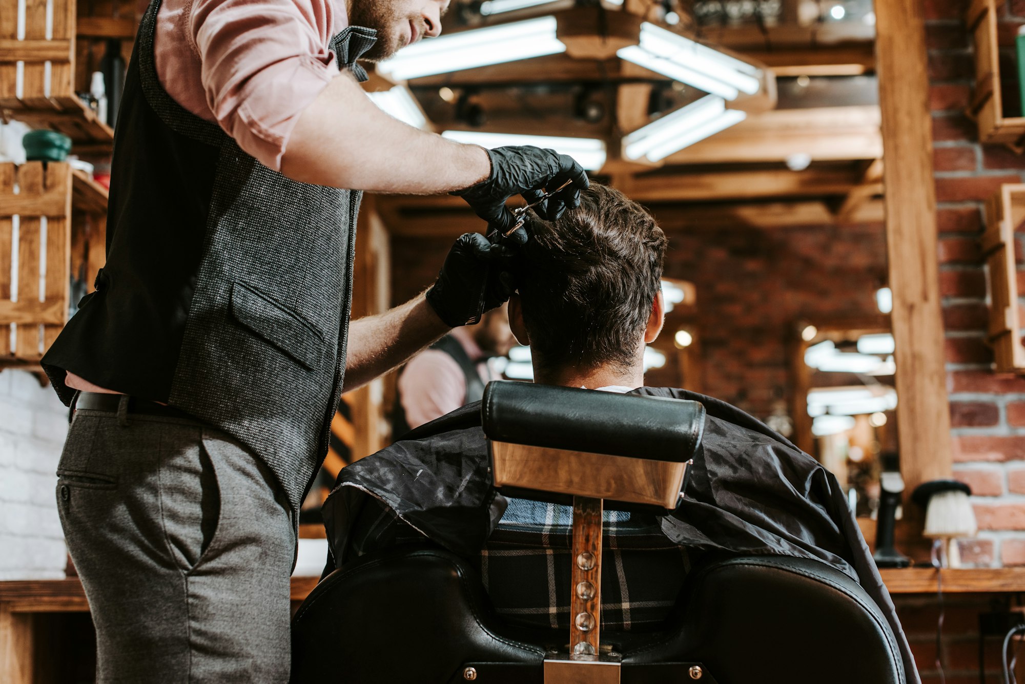 You are currently viewing Guide d’entretien des cheveux et de la barbe pour hommes 🧔‍♂️✂️